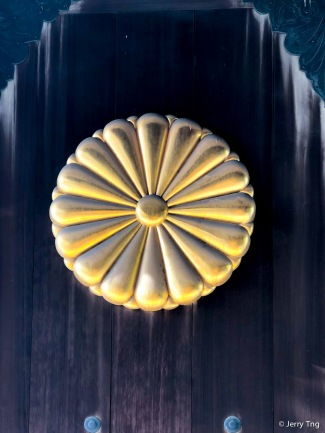 Shinmon (Main Gate). The chrysanthemum crest of the imperial family measures 1.5m in diameter.