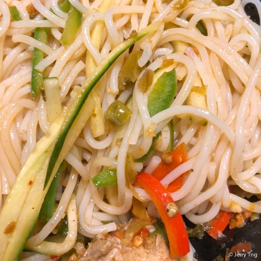 红烧排骨米粉 stewed pork ribs rice noodles
